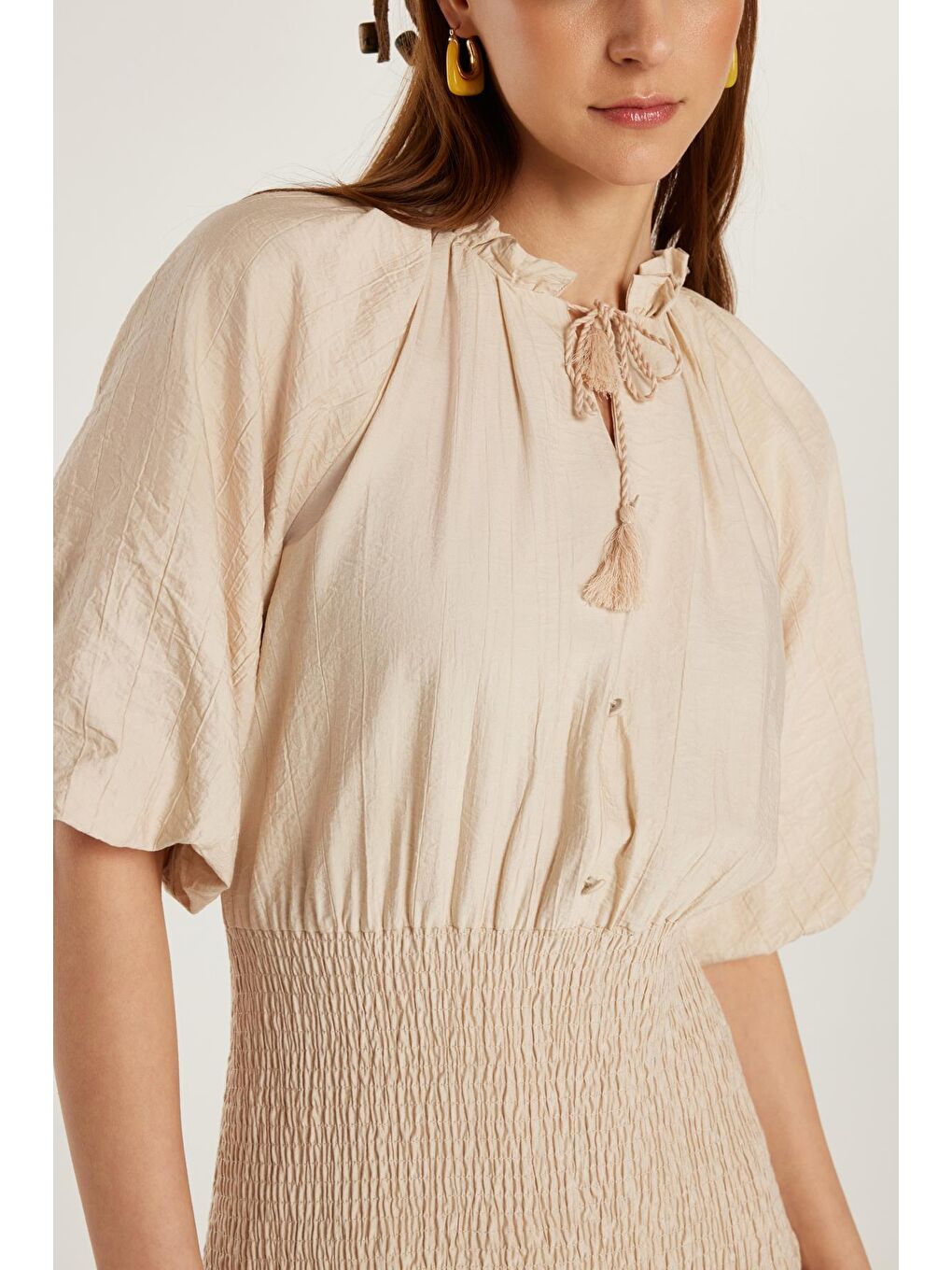 Kadın Standart Fit Beli Lastikli Paraşüt Kumaş Kısa Kollu V Yaka Midi Boy Bej Elbise-2