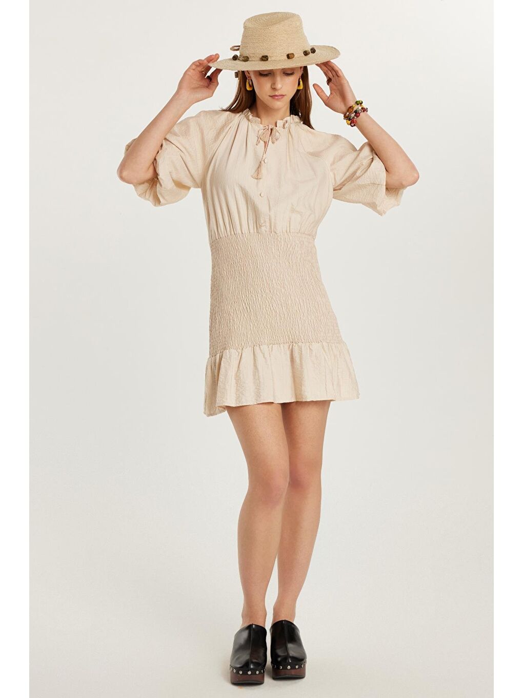 Kadın Standart Fit Beli Lastikli Paraşüt Kumaş Kısa Kollu V Yaka Midi Boy Bej Elbise-3