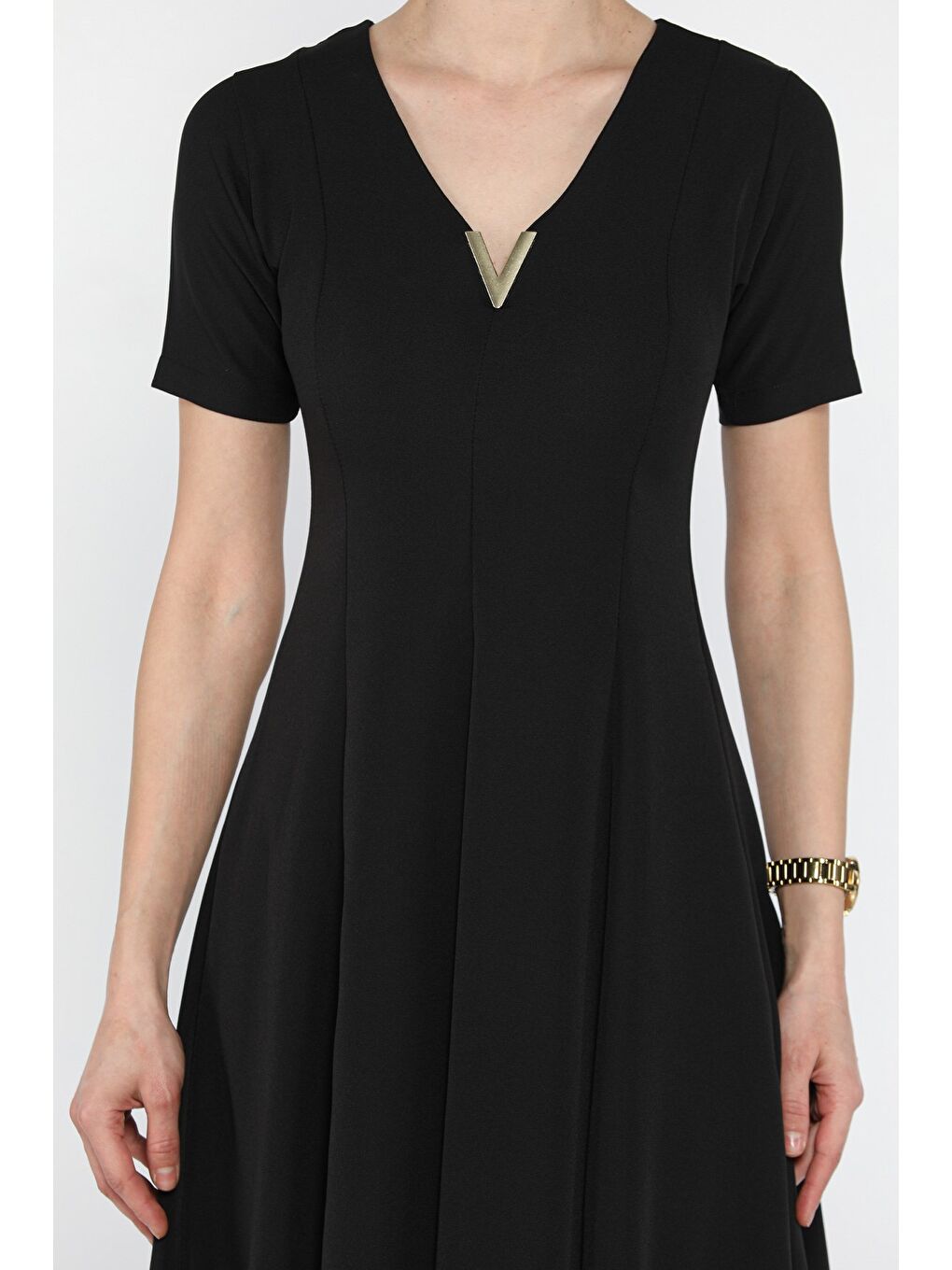 Siyah V Yaka Aksesuarlı Kısa Kol Elbise-3