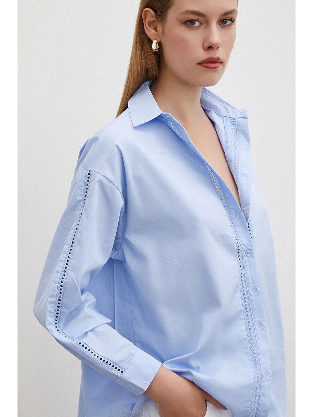 Önü Ve Kolu Dantel Detaylı Gömlek Mavi-4