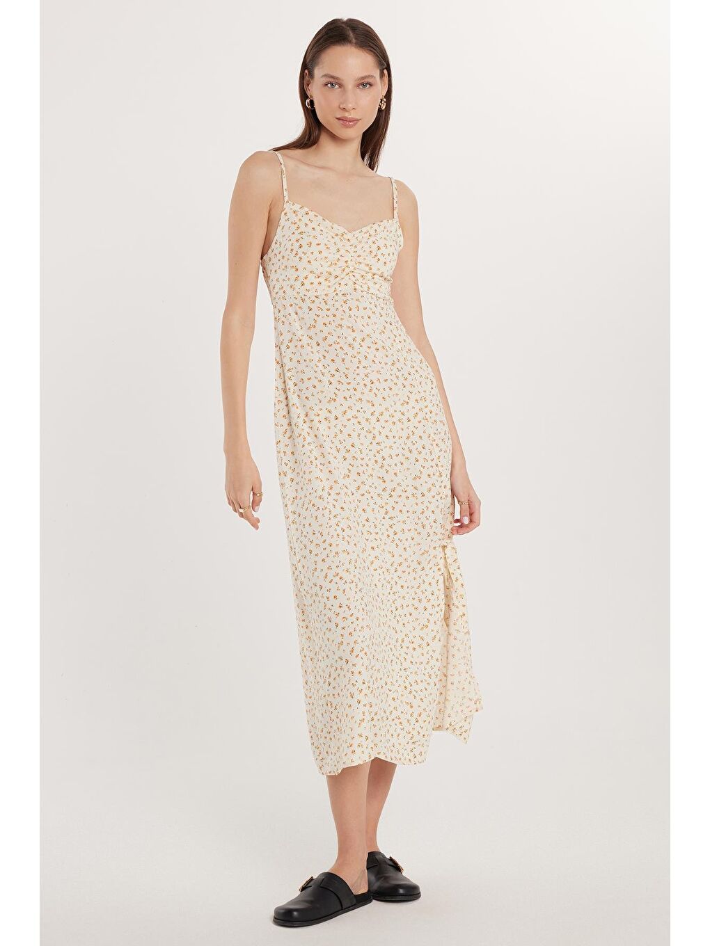 Karışık Kadın Slim Fit Dar Kesim İnce Askılı V Yaka Baskılı Viskon Ekru Elbise