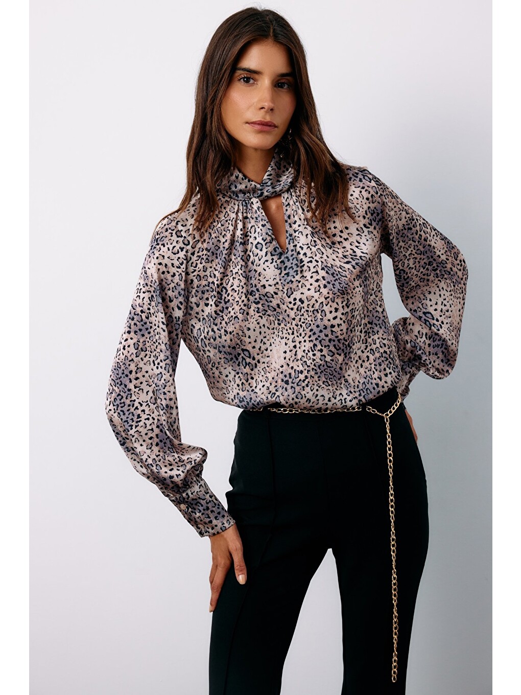 Detaylı Yaka Leopar Desenli Bluz - Gri-1