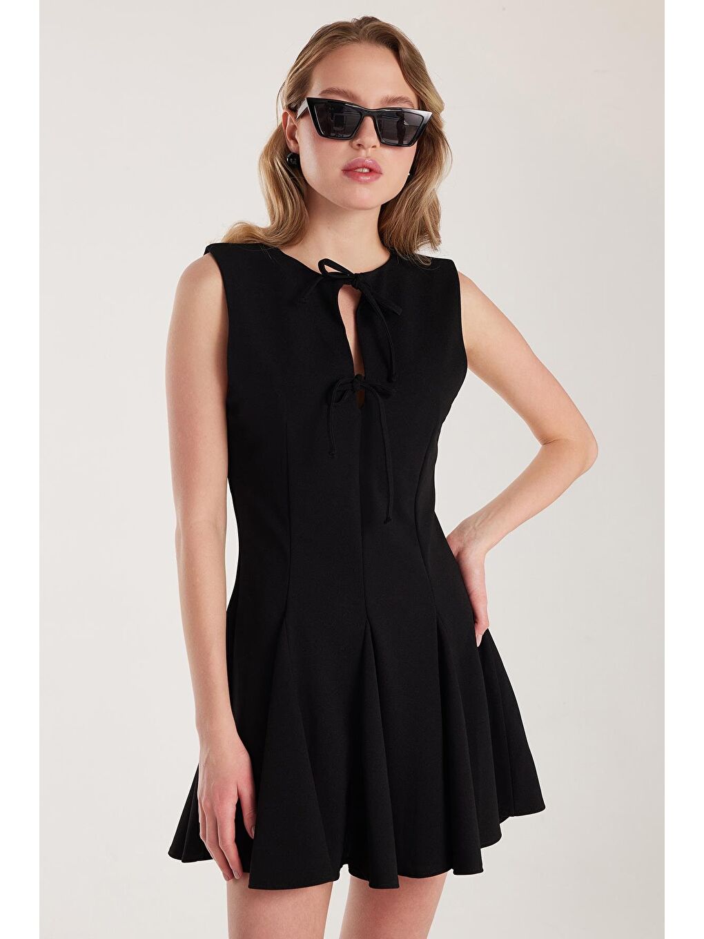 Kadın Regular Fit Klasik Kesim Boyun Bağlama Detaylı Mini Siyah Elbise-1
