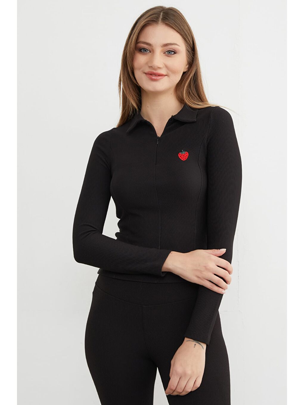 Siyah Çilek Nakışlı Polo Yaka Yarım Fermuarlı Bluz-1