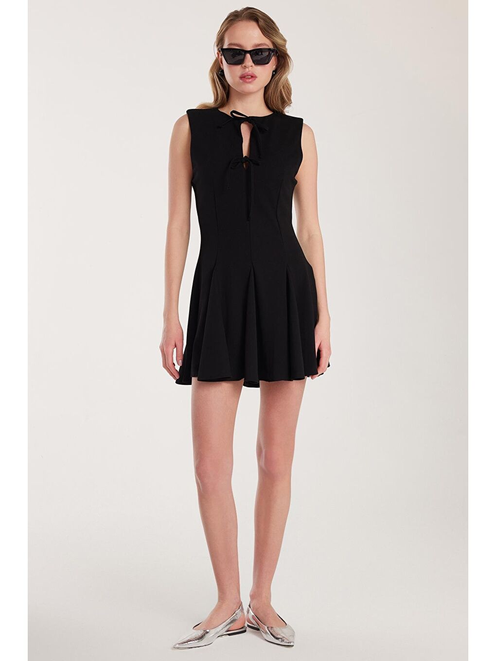 Kadın Regular Fit Klasik Kesim Boyun Bağlama Detaylı Mini Siyah Elbise-3