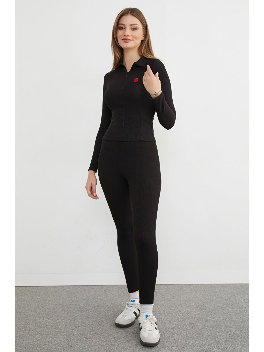 Siyah Çilek Nakışlı Polo Yaka Yarım Fermuarlı Bluz-2