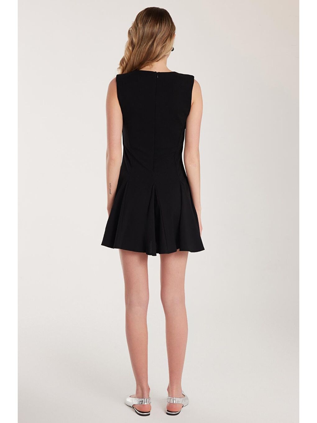 Kadın Regular Fit Klasik Kesim Boyun Bağlama Detaylı Mini Siyah Elbise-4