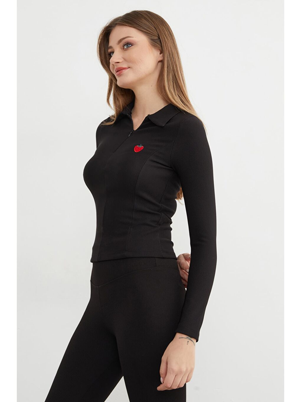 Siyah Çilek Nakışlı Polo Yaka Yarım Fermuarlı Bluz-3