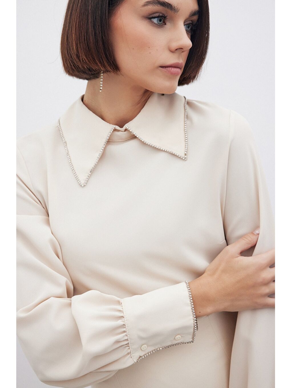 Yakası Parlak Taşlı Bluz - Bej-1