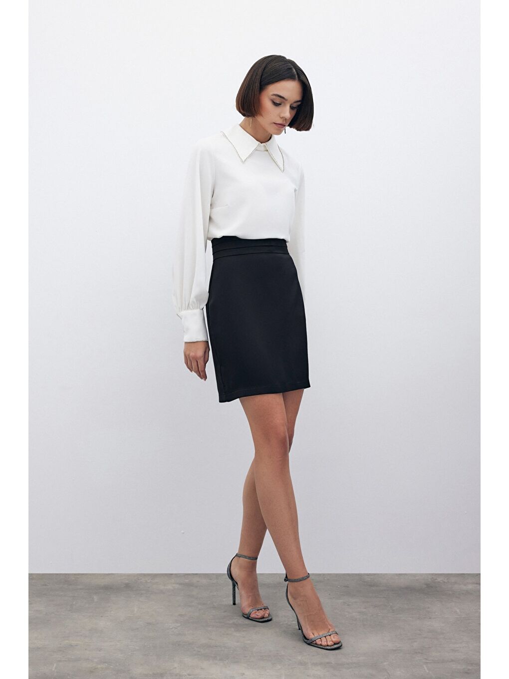 Yakası Parlak Taşlı Bluz - Ekru-1