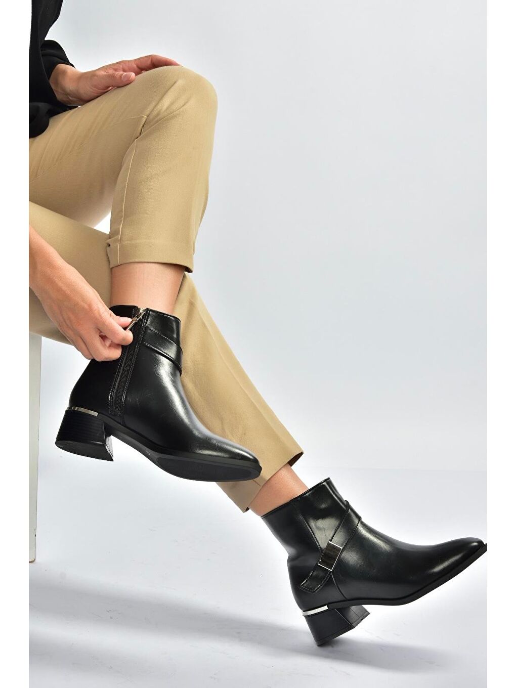 Siyah Kadın Bot V518047009-3