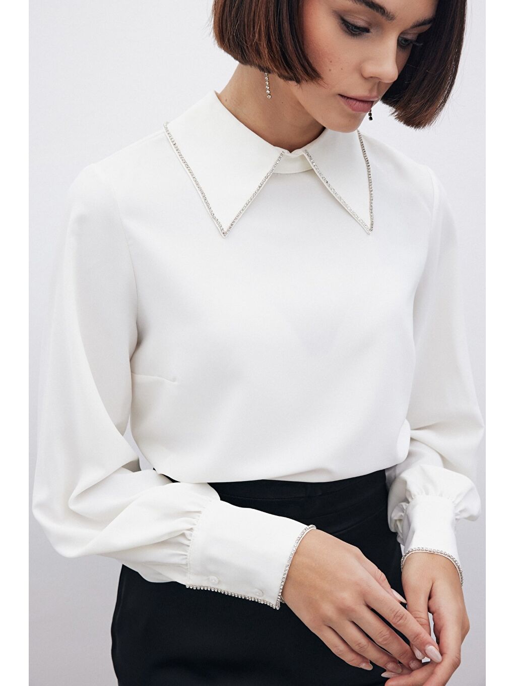 Yakası Parlak Taşlı Bluz - Ekru-2