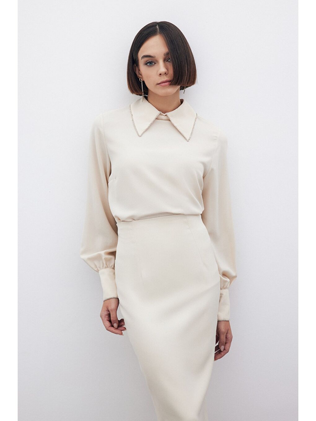 Yakası Parlak Taşlı Bluz - Bej-2