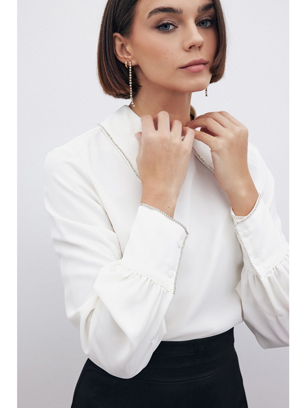 Yakası Parlak Taşlı Bluz - Ekru-3