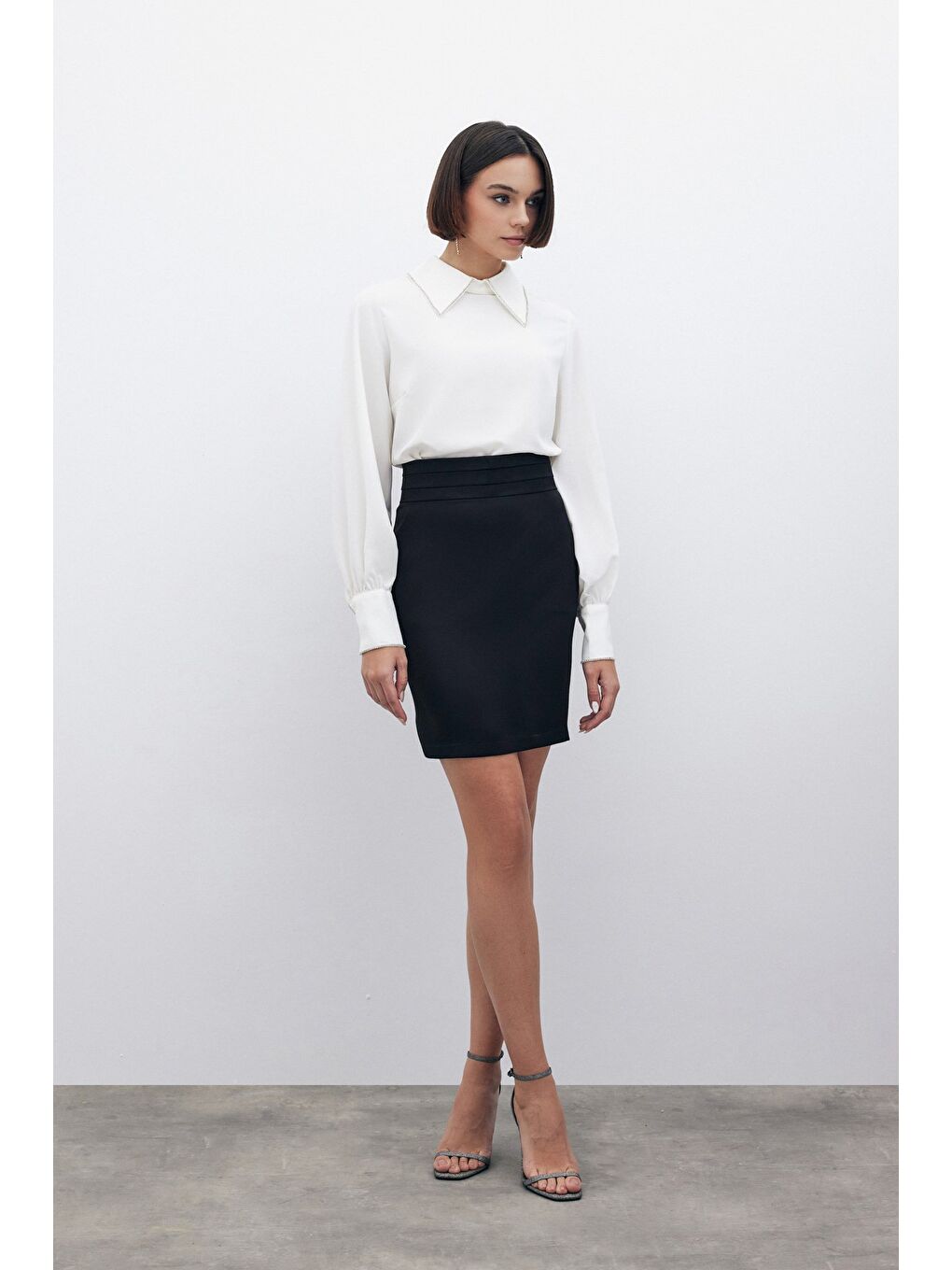 Yakası Parlak Taşlı Bluz - Ekru-4