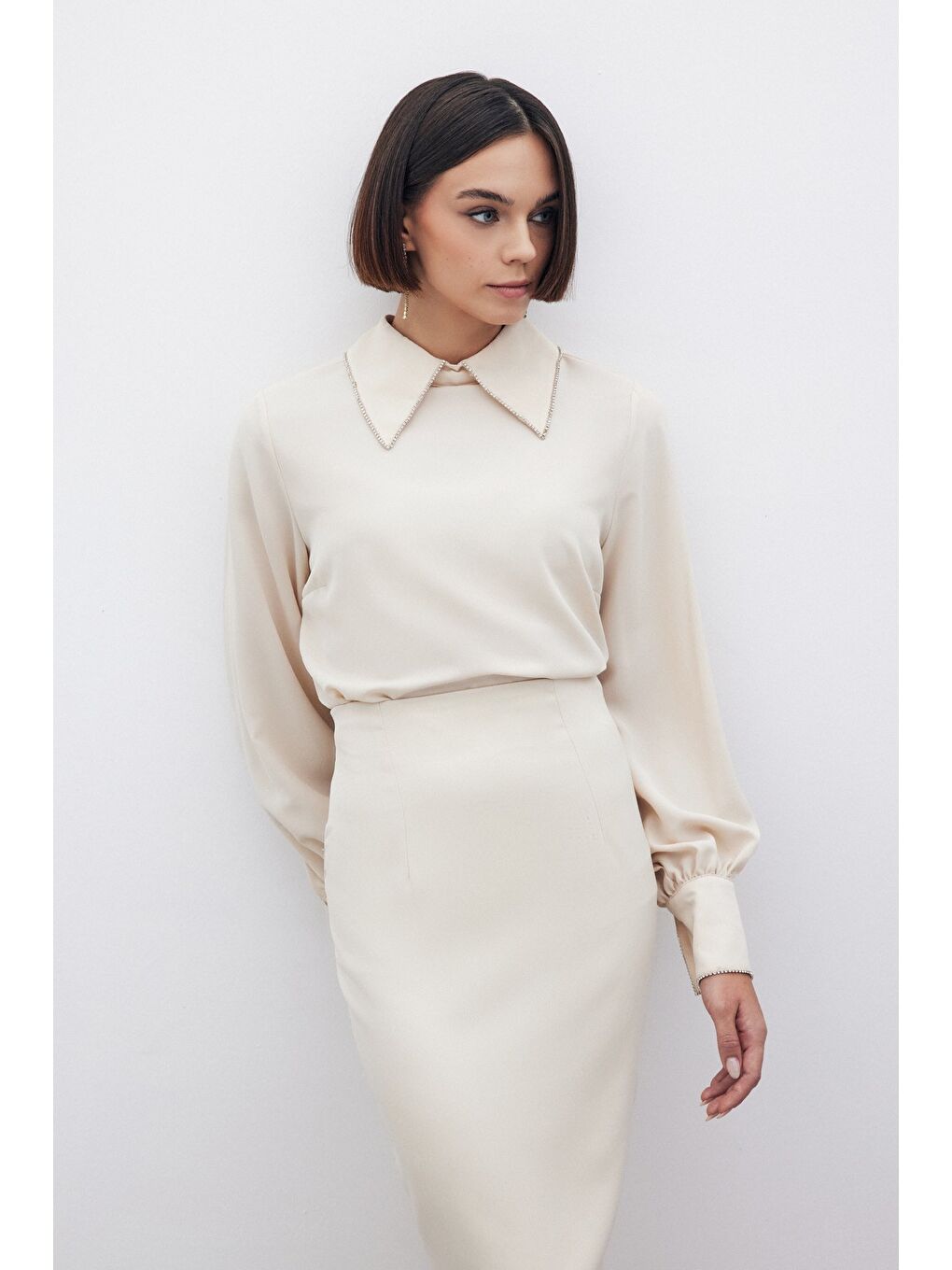 Yakası Parlak Taşlı Bluz - Bej-3