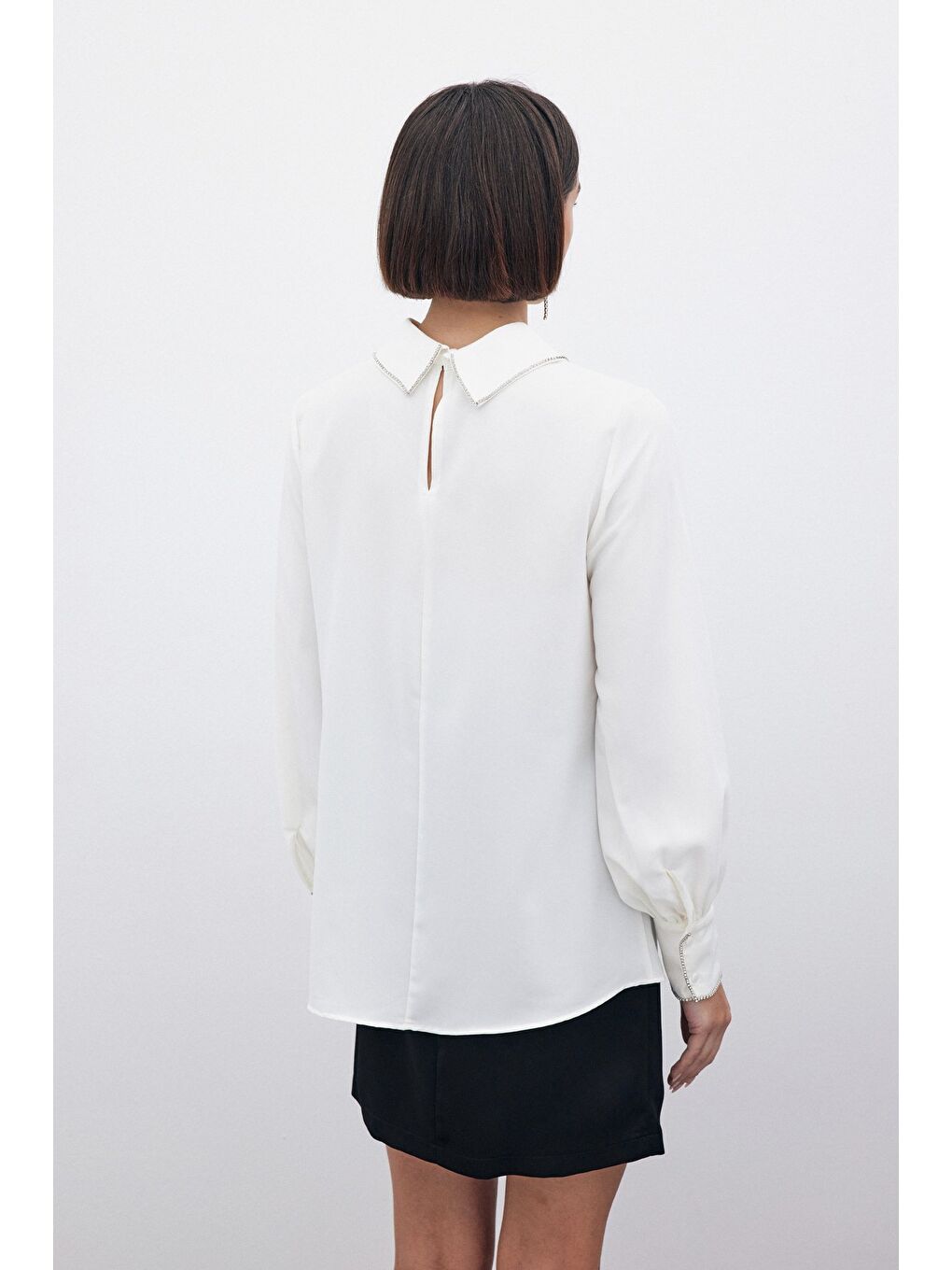 Yakası Parlak Taşlı Bluz - Ekru-5