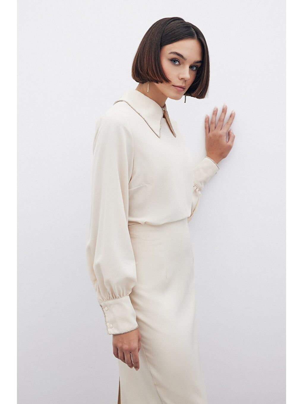 Yakası Parlak Taşlı Bluz - Bej-4