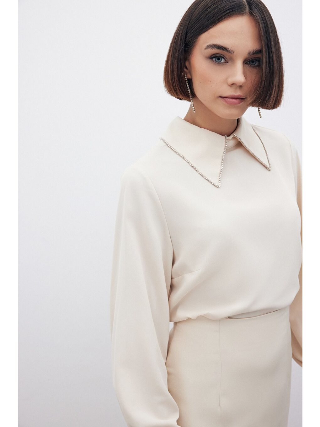 Yakası Parlak Taşlı Bluz - Bej-5