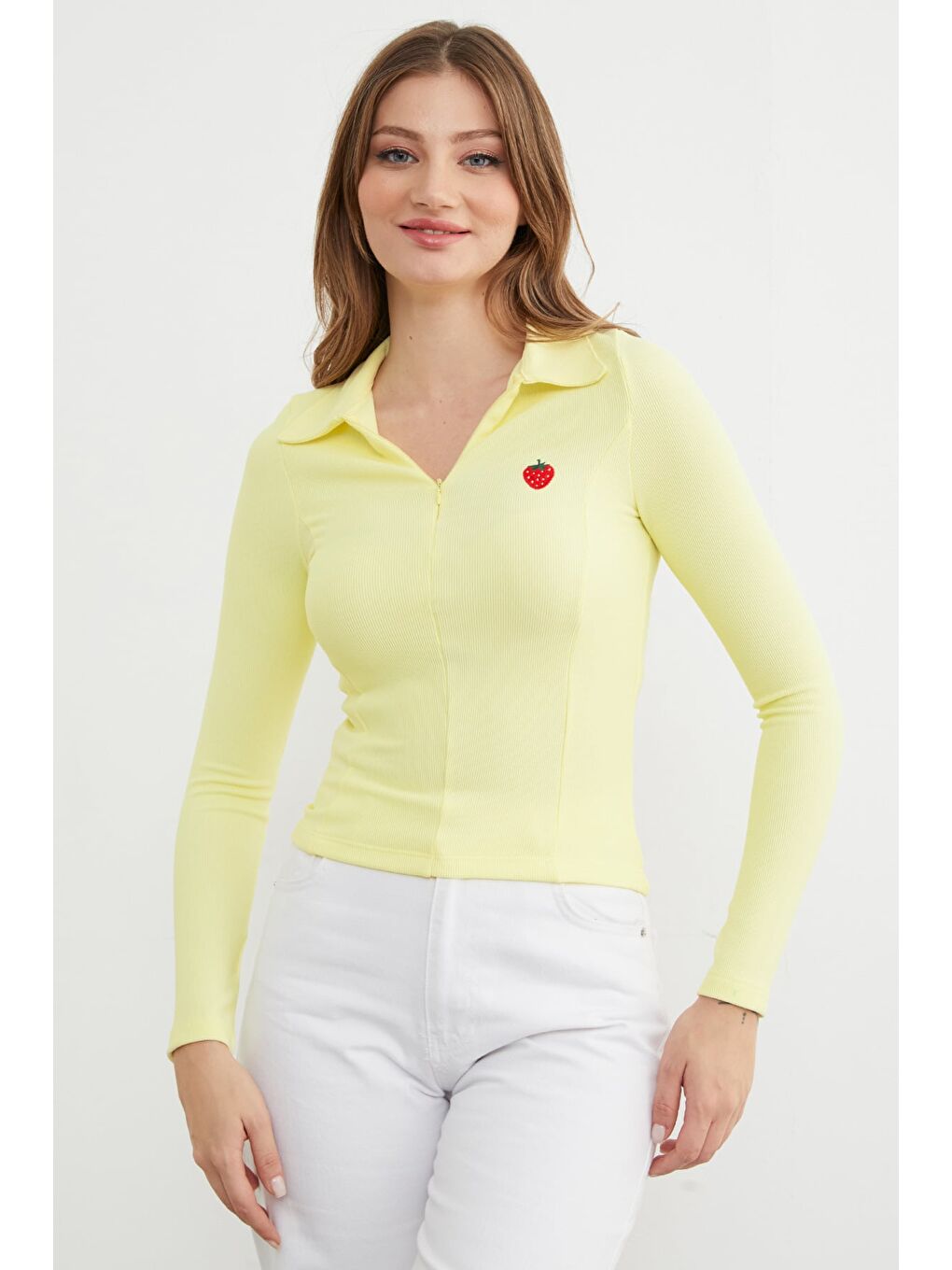 Sarı Çilek Nakışlı Polo Yaka Yarım Fermuarlı Bluz-1