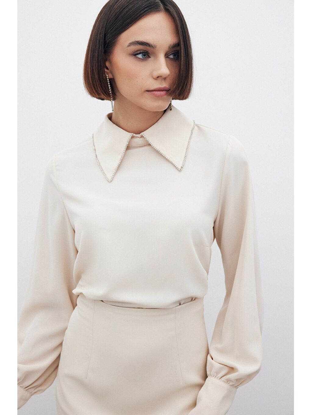 Yakası Parlak Taşlı Bluz - Bej-6