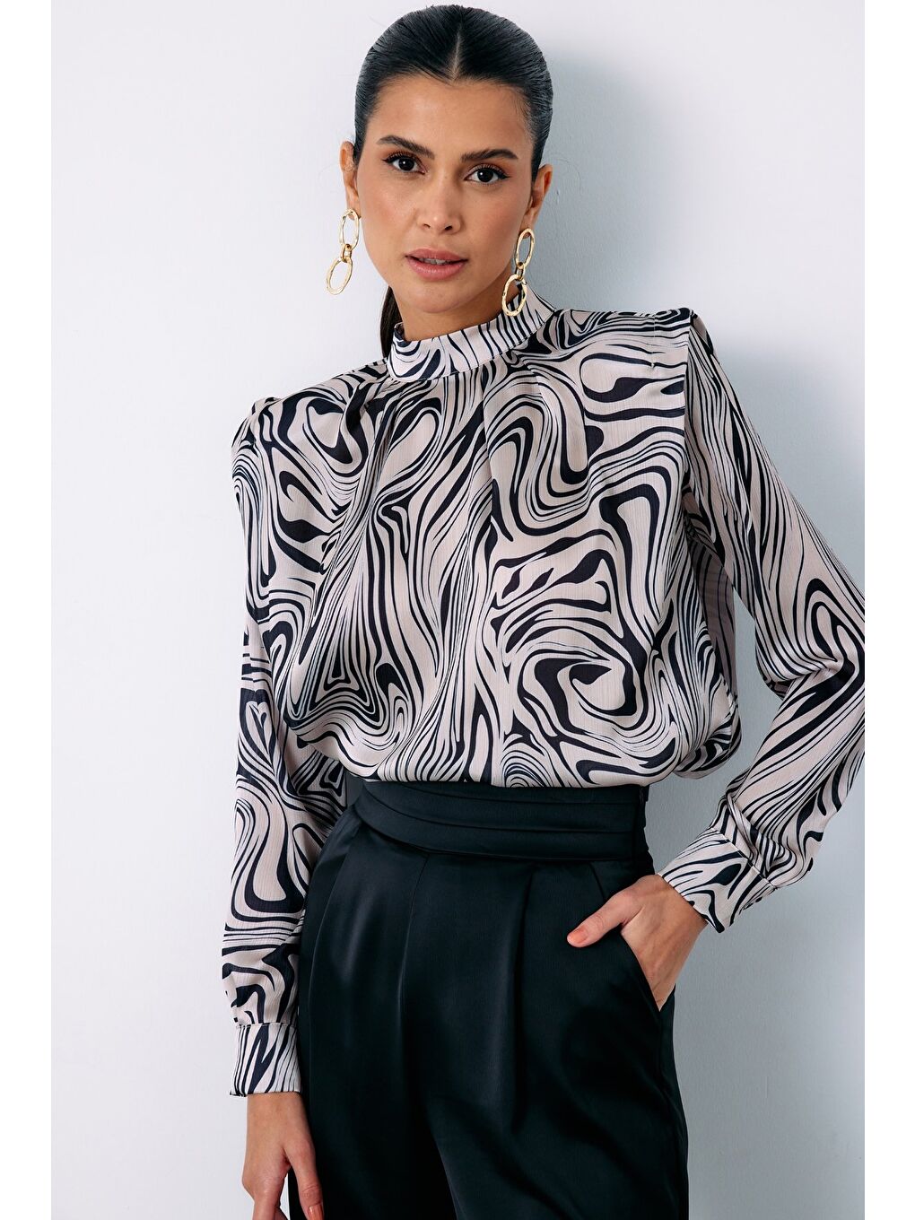 Vatkalı Desenli Bluz - Siyah