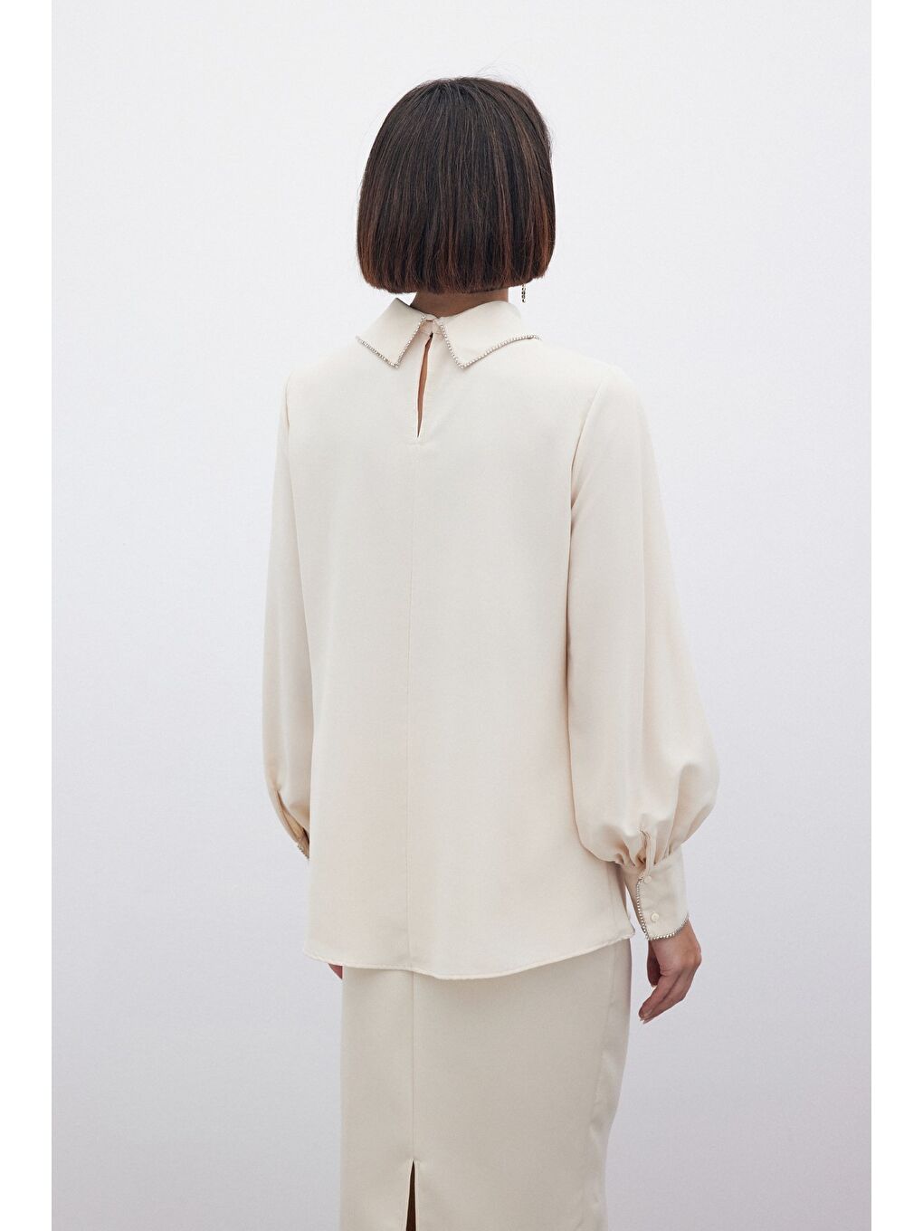 Yakası Parlak Taşlı Bluz - Bej-7