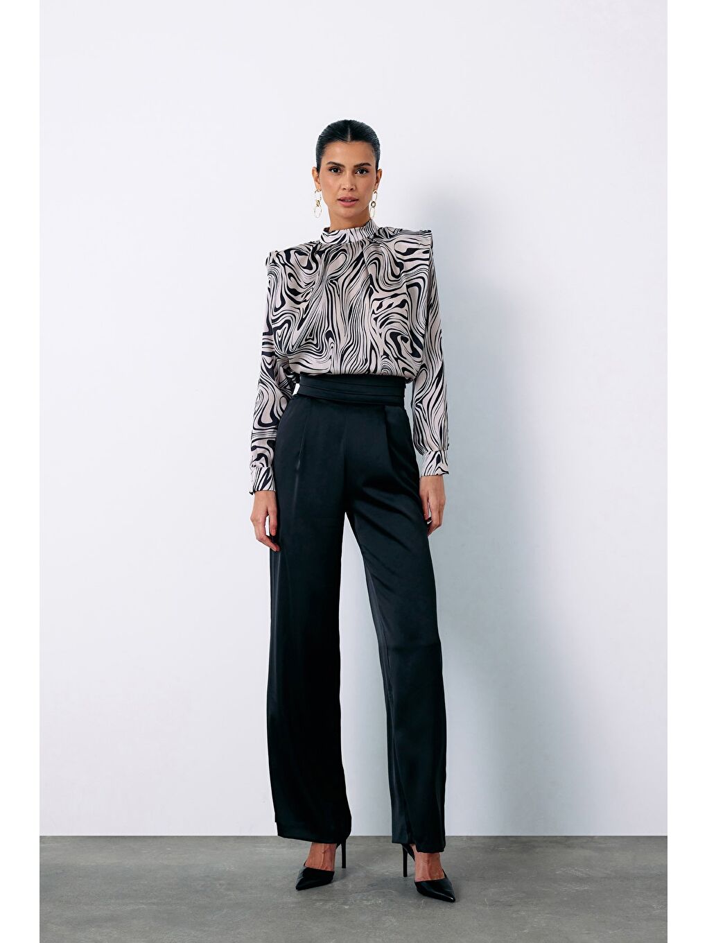 Vatkalı Desenli Bluz - Siyah-1