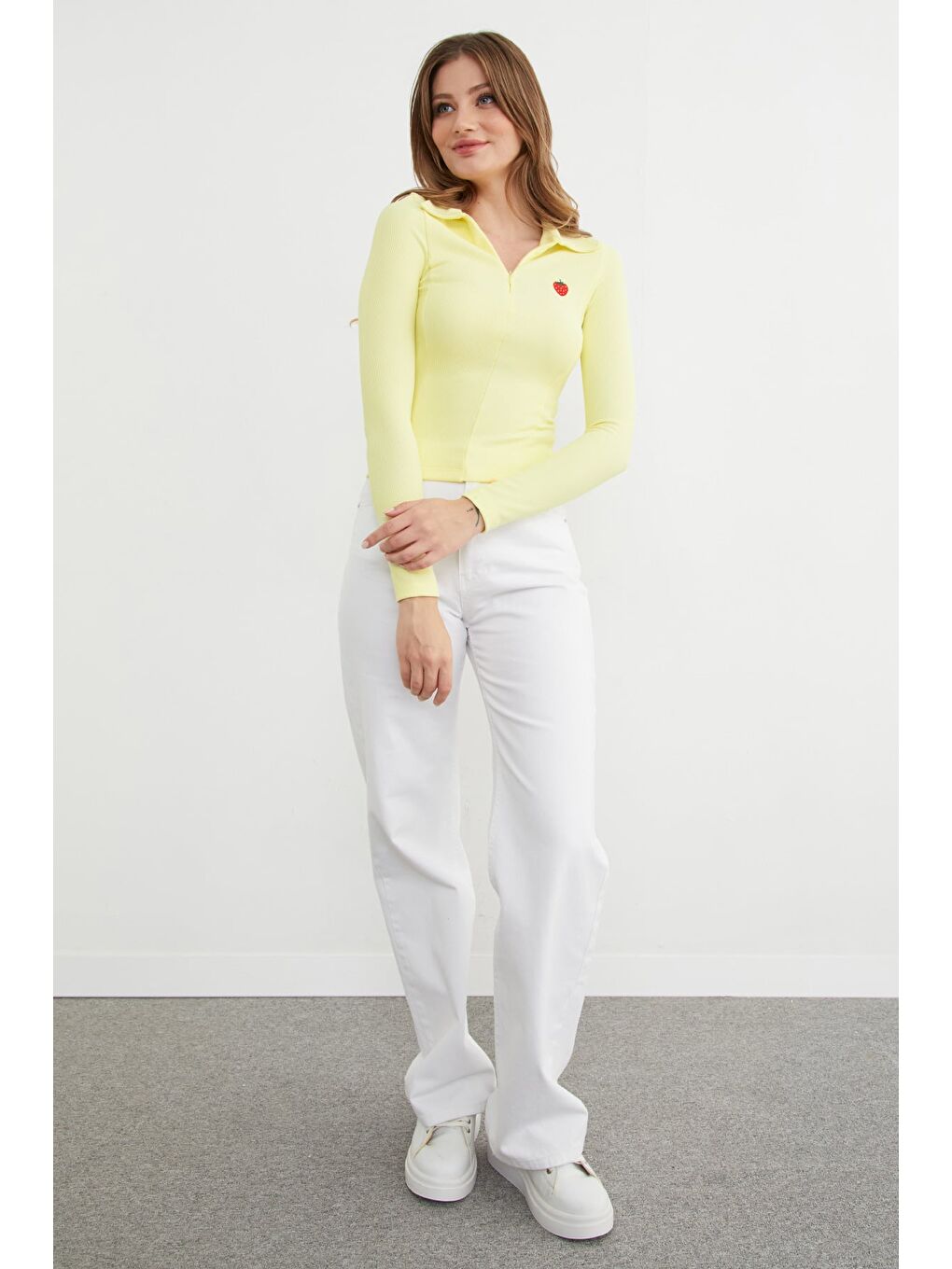 Sarı Çilek Nakışlı Polo Yaka Yarım Fermuarlı Bluz-2