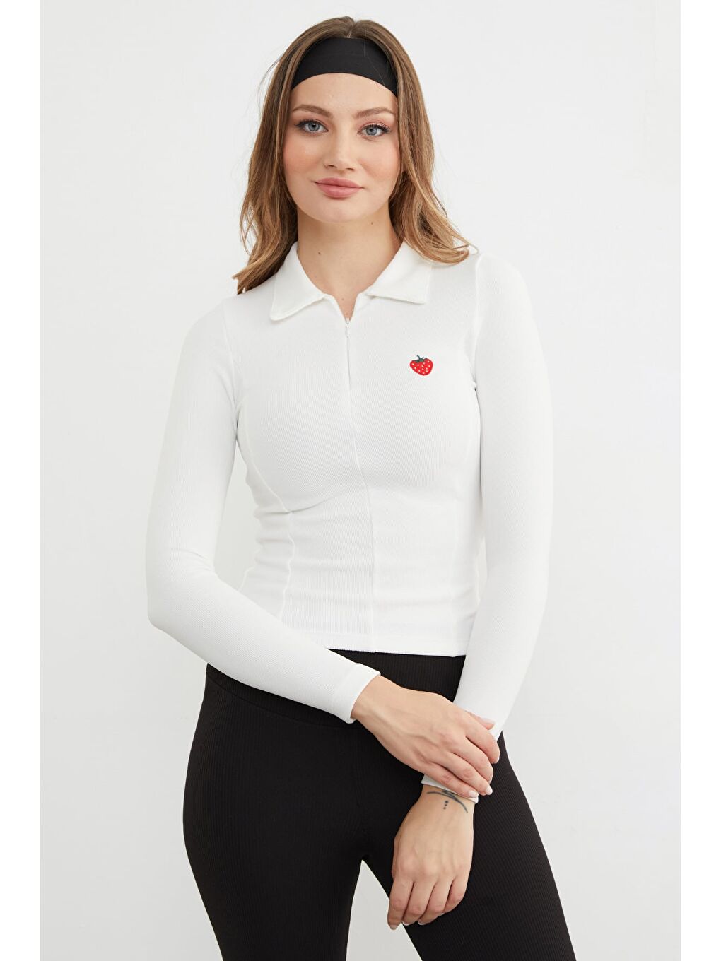 Beyaz Çilek Nakışlı Polo Yaka Yarım Fermuarlı Bluz