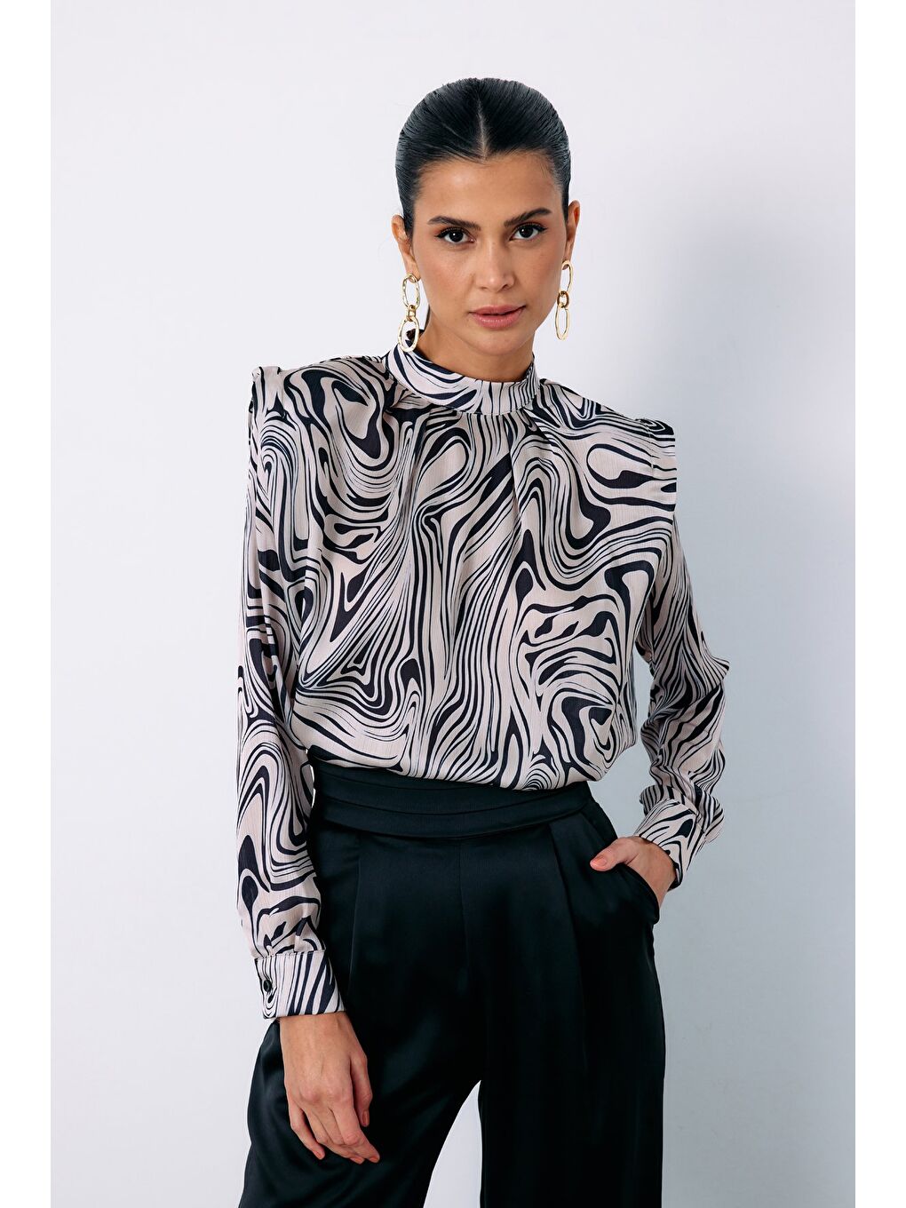 Vatkalı Desenli Bluz - Siyah-3