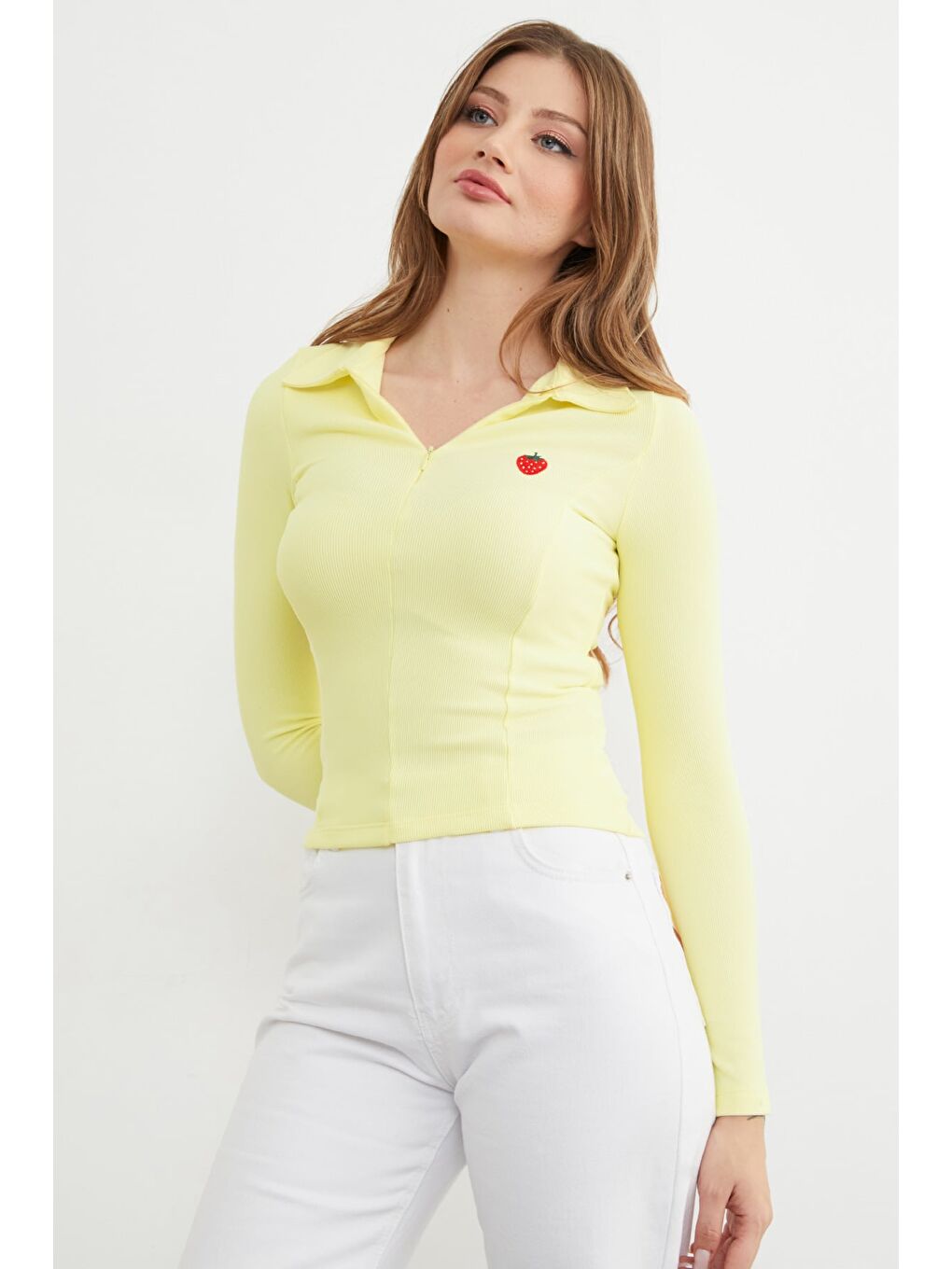 Sarı Çilek Nakışlı Polo Yaka Yarım Fermuarlı Bluz-3