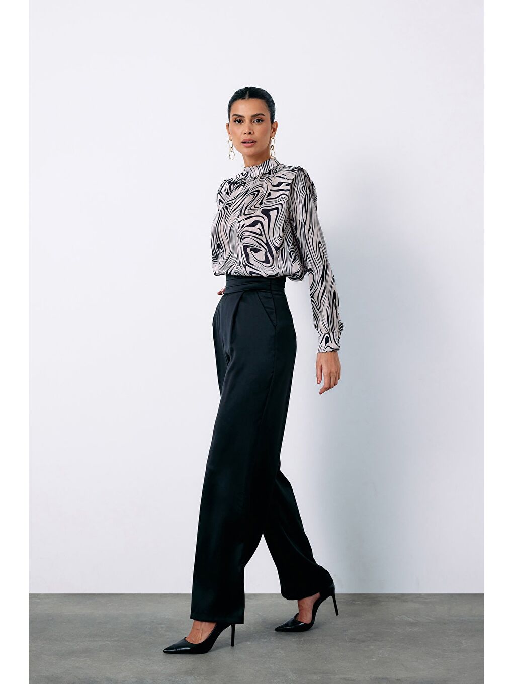 Vatkalı Desenli Bluz - Siyah-4