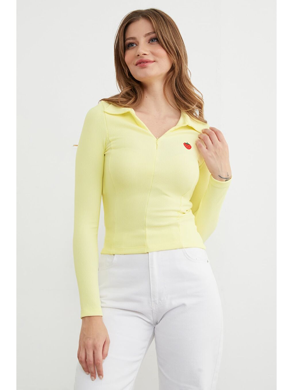 Sarı Çilek Nakışlı Polo Yaka Yarım Fermuarlı Bluz-4