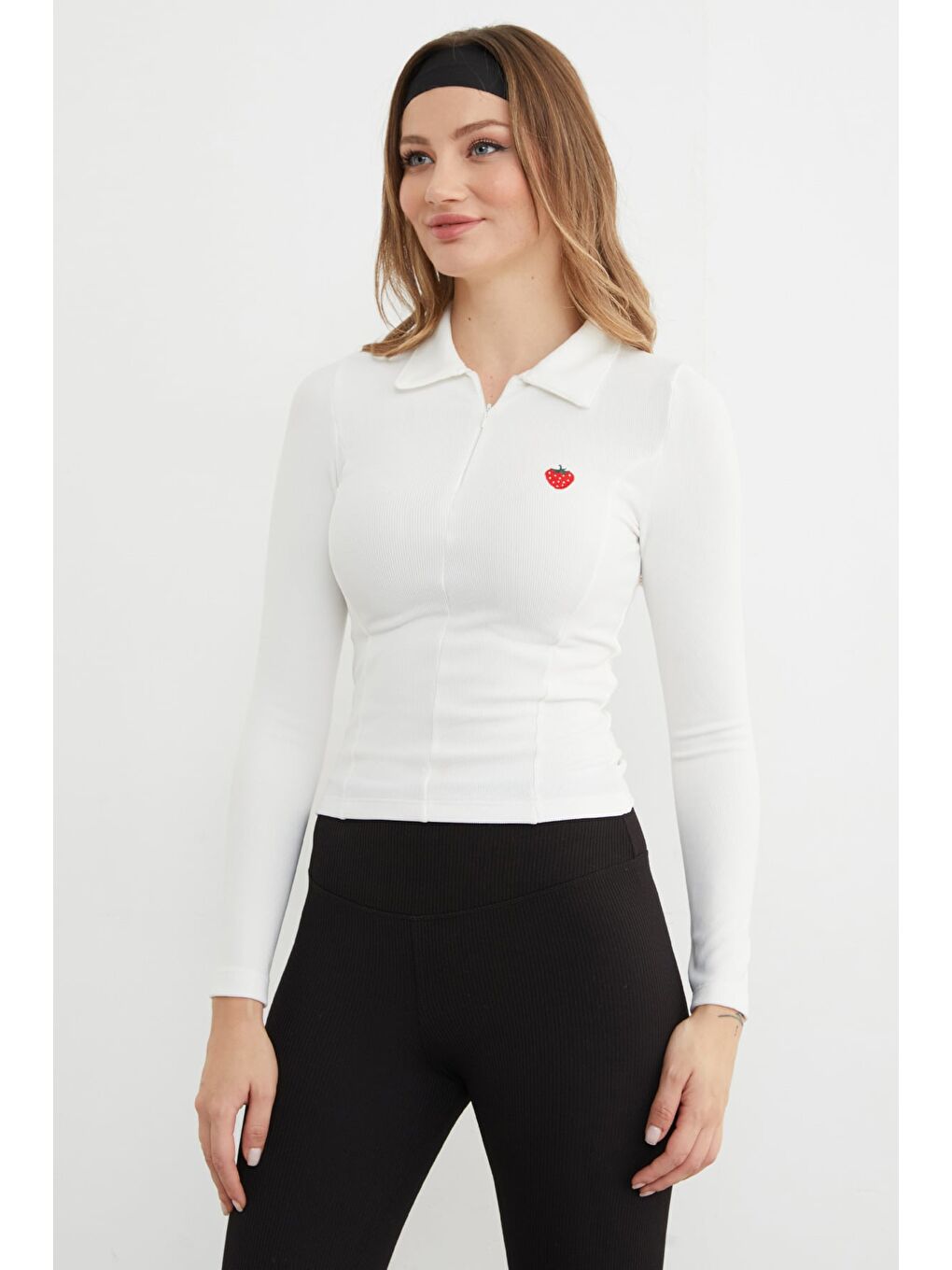 Beyaz Çilek Nakışlı Polo Yaka Yarım Fermuarlı Bluz-1