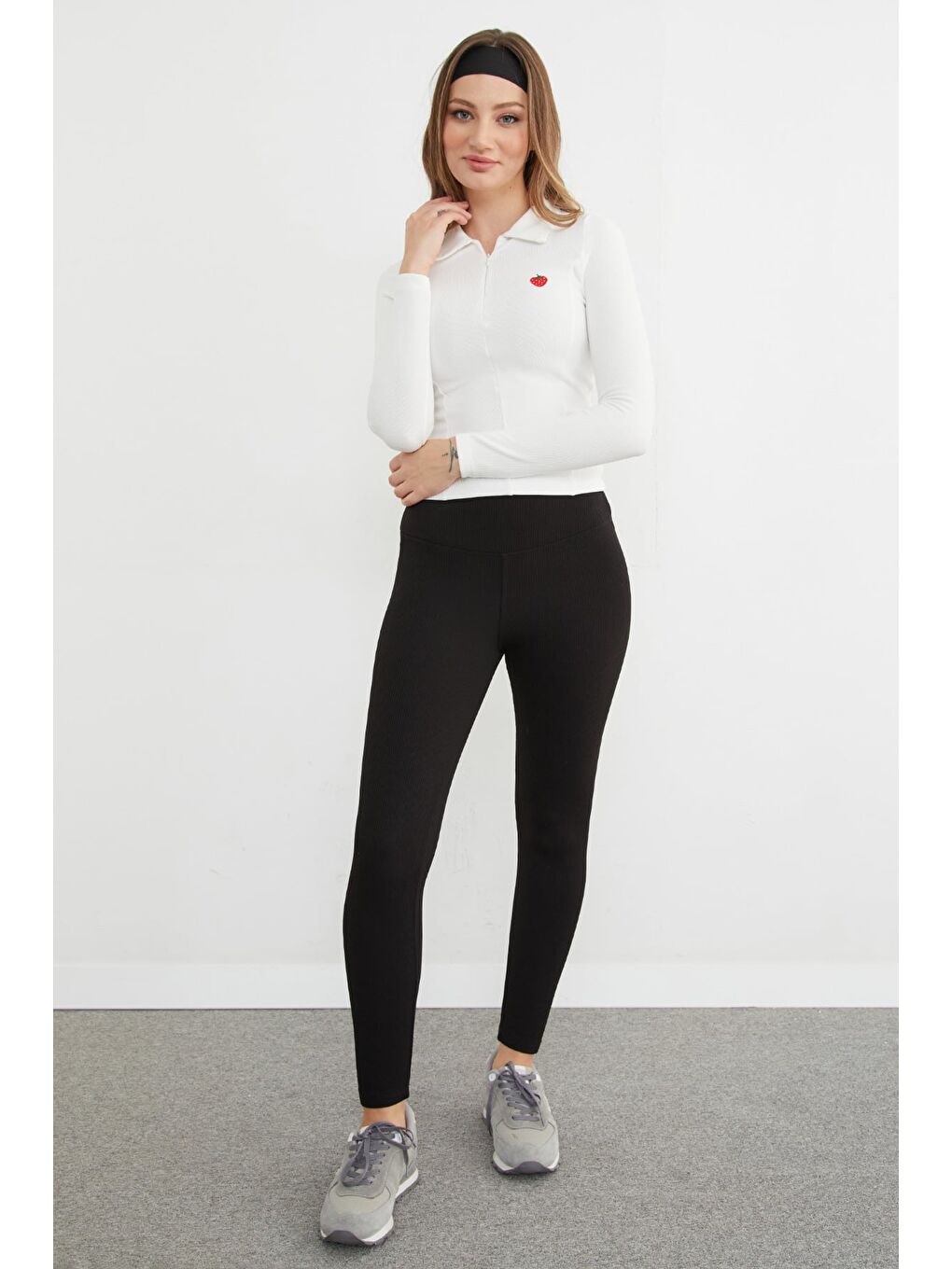 Beyaz Çilek Nakışlı Polo Yaka Yarım Fermuarlı Bluz-2