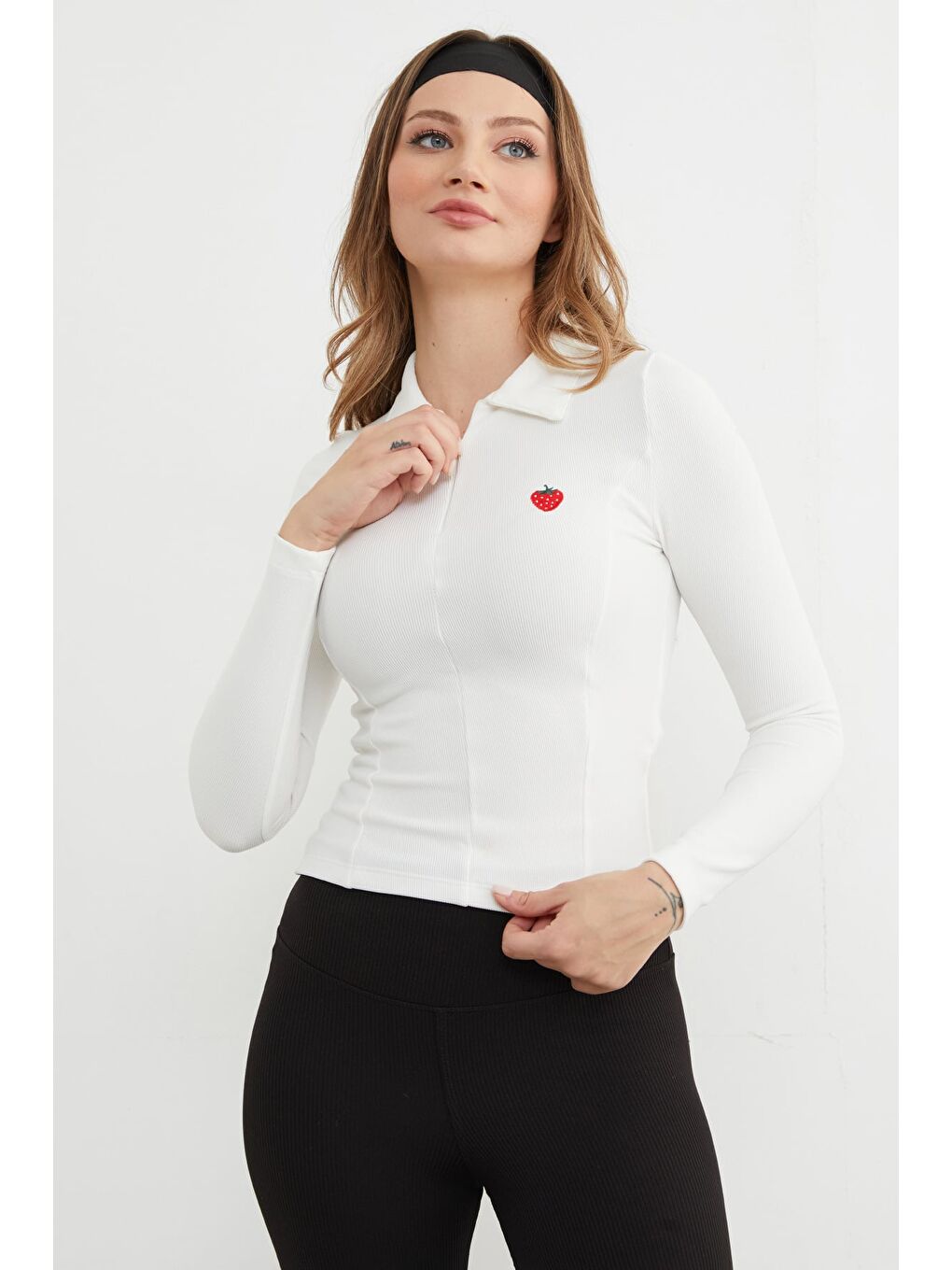 Beyaz Çilek Nakışlı Polo Yaka Yarım Fermuarlı Bluz-3