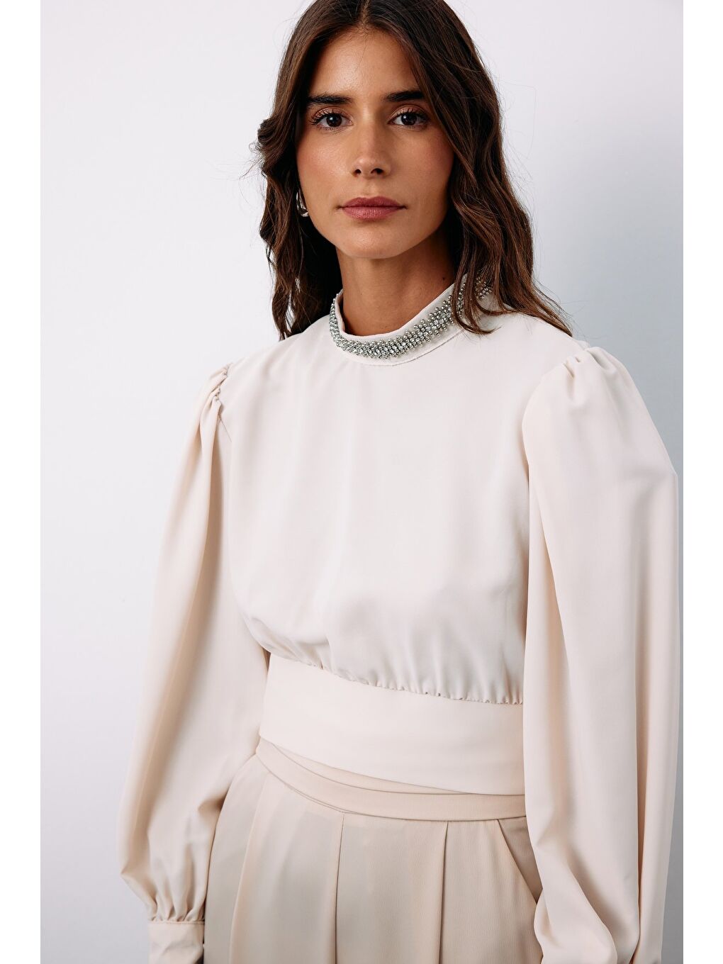 Yaka Aksesuarlı Bluz - Bej-2