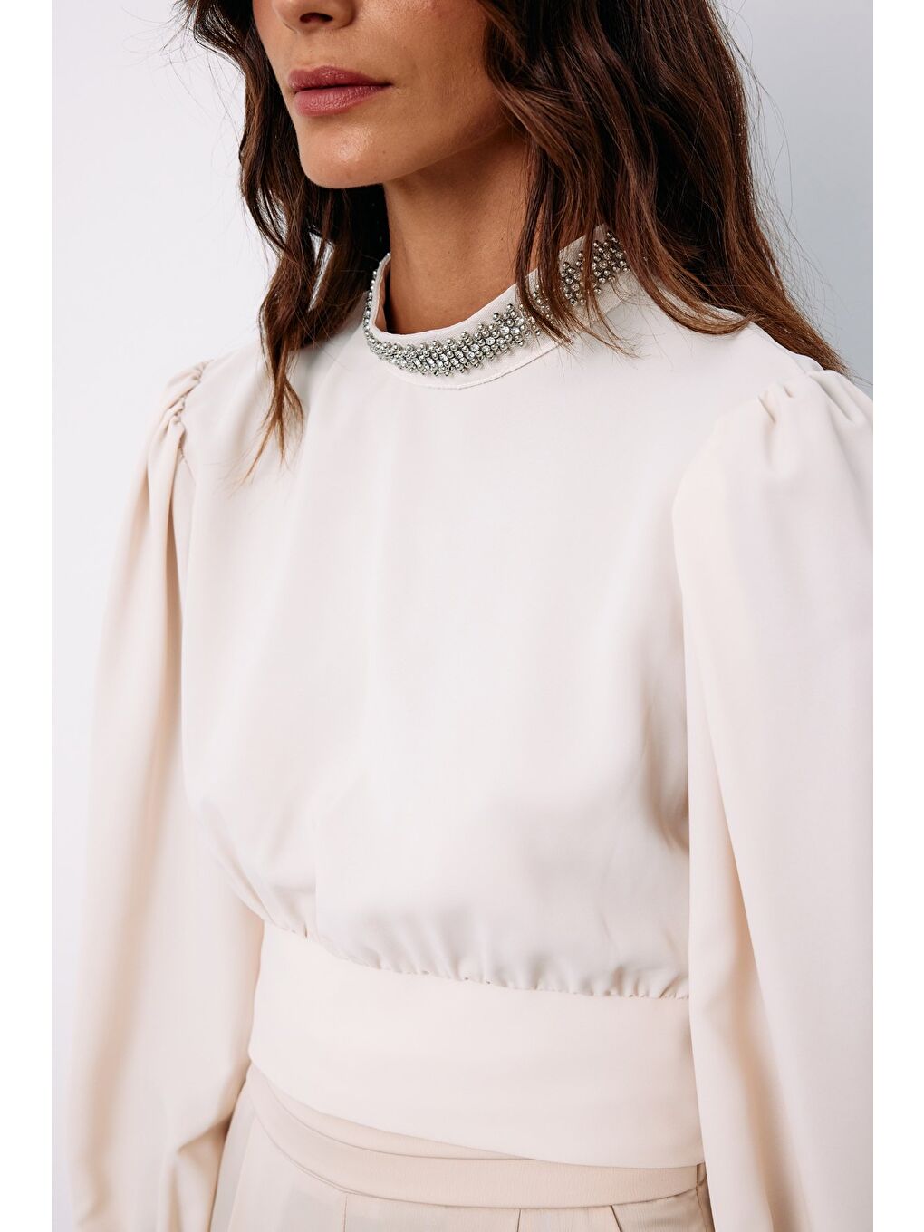 Yaka Aksesuarlı Bluz - Bej-3