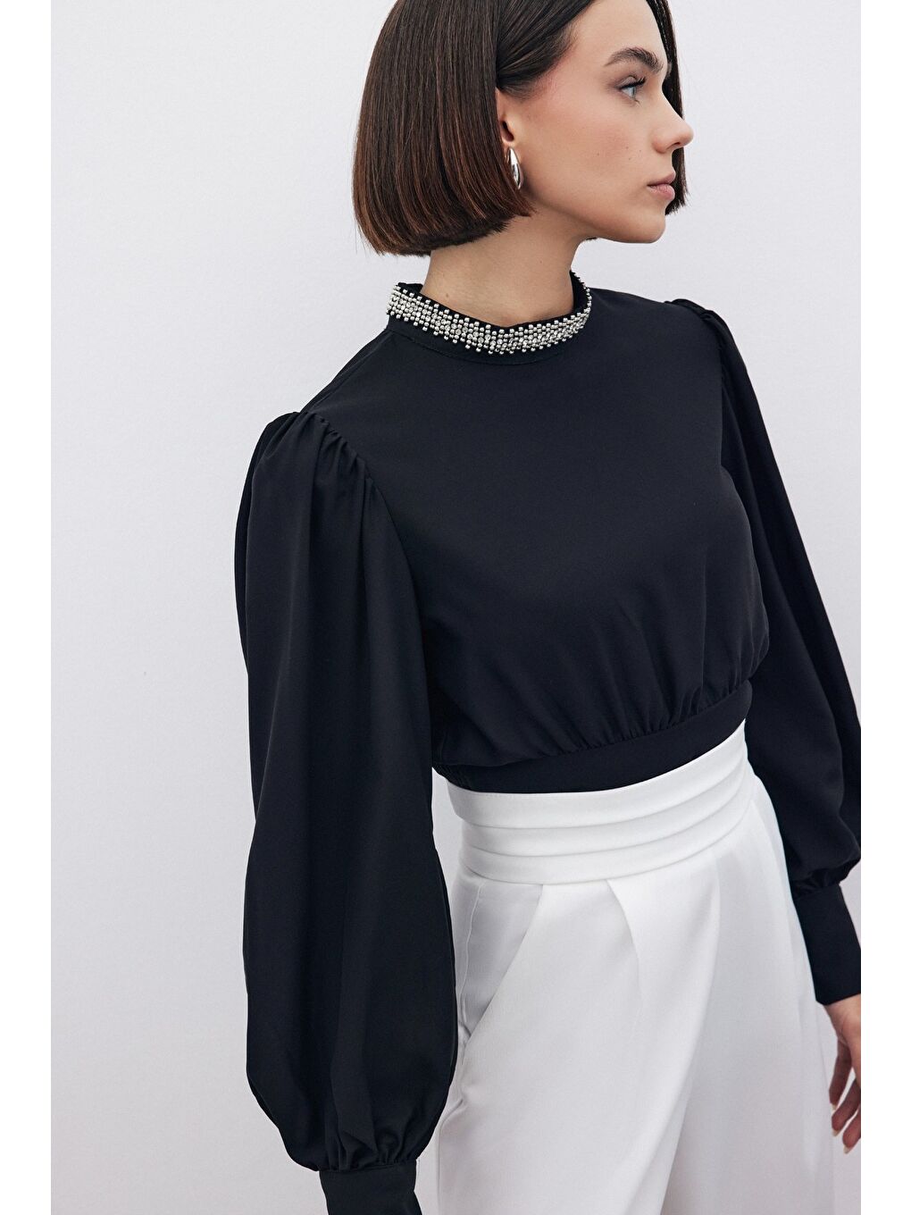 Yaka Aksesuarlı Bluz - Siyah-1