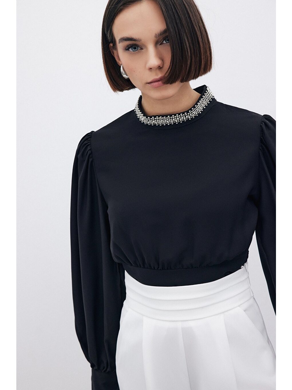 Yaka Aksesuarlı Bluz - Siyah-2