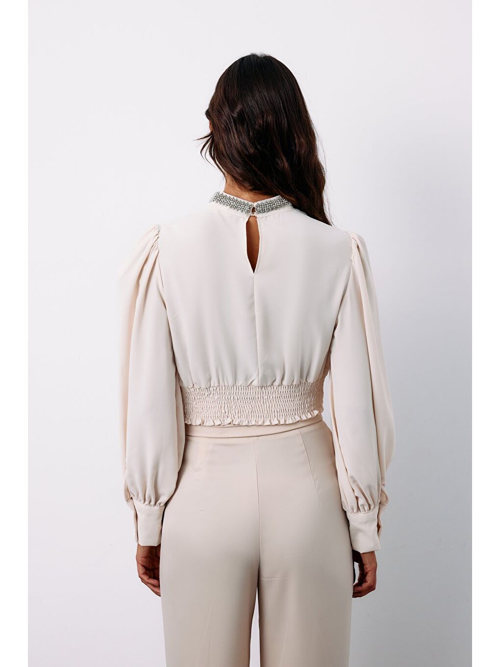 Yaka Aksesuarlı Bluz - Bej-4