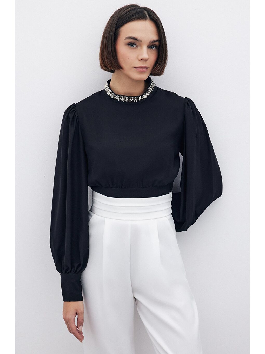 Yaka Aksesuarlı Bluz - Siyah-3