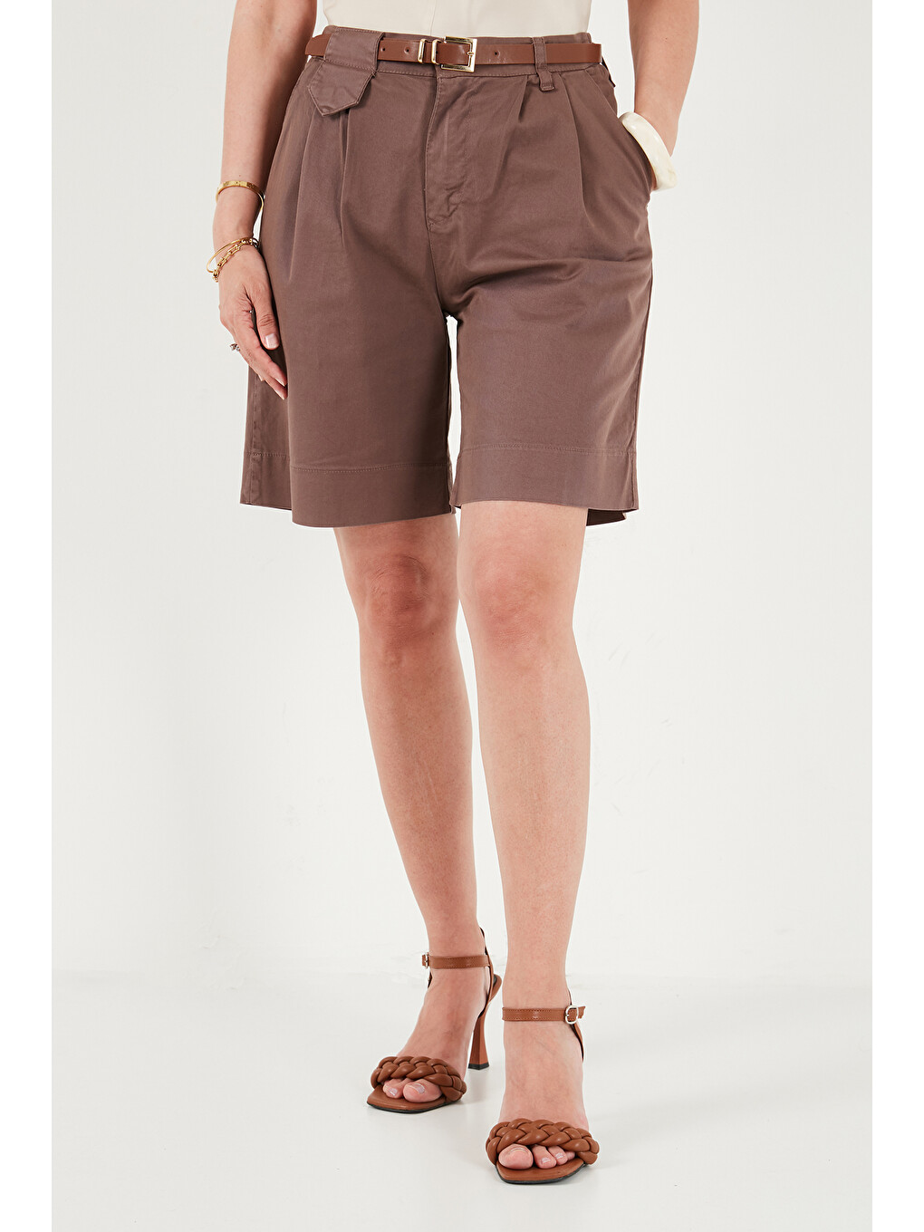 Kahverengi Pamuklu Loose Fit Pileli Kemerli Kadın Bermuda Şort 668YP5439-1