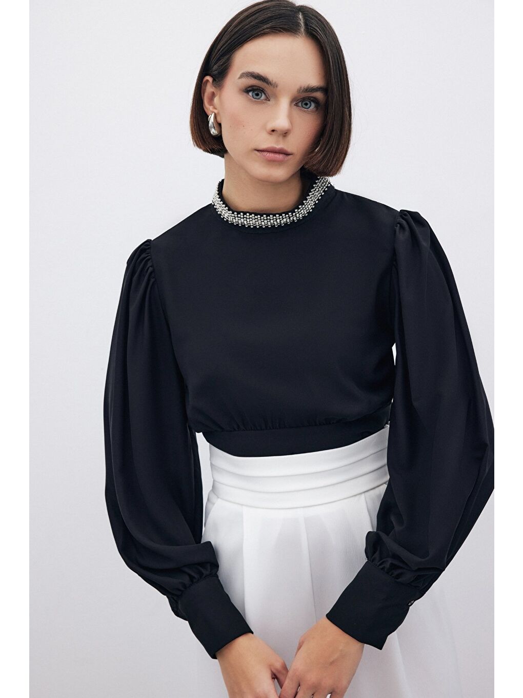 Yaka Aksesuarlı Bluz - Siyah-5