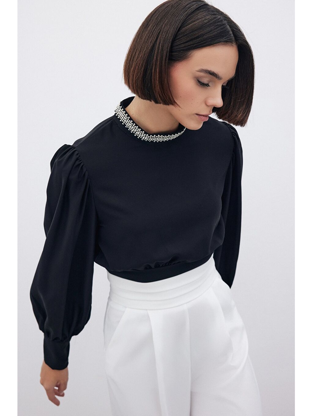 Yaka Aksesuarlı Bluz - Siyah-6
