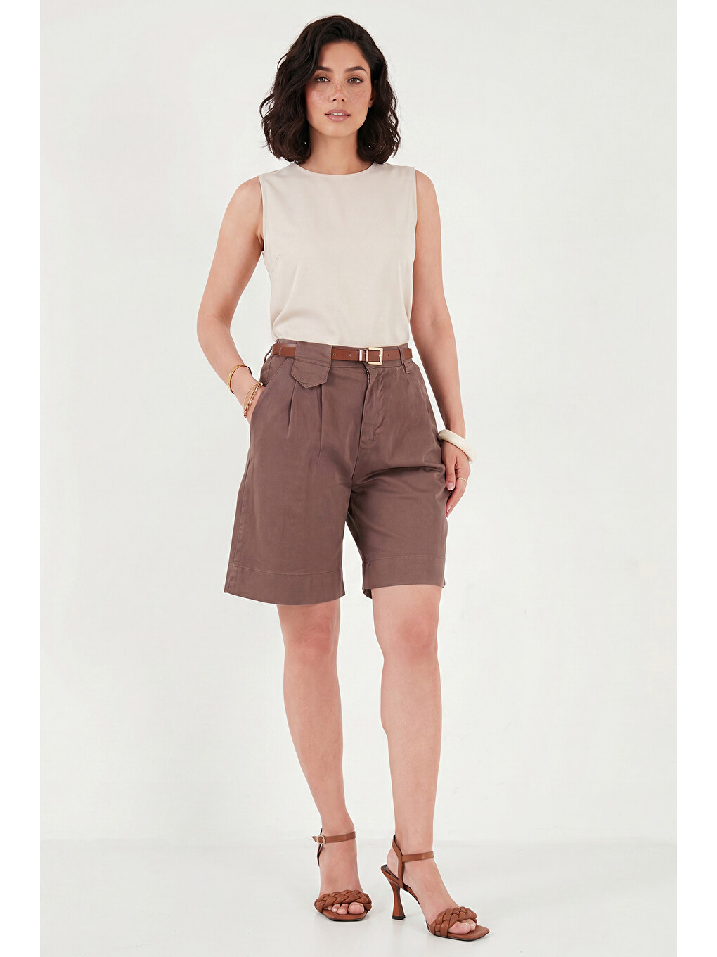 Kahverengi Pamuklu Loose Fit Pileli Kemerli Kadın Bermuda Şort 668YP5439-2