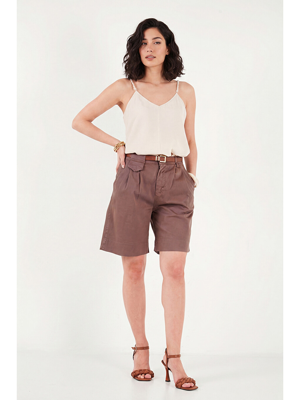 Kahverengi Pamuklu Loose Fit Pileli Kemerli Kadın Bermuda Şort 668YP5439-3