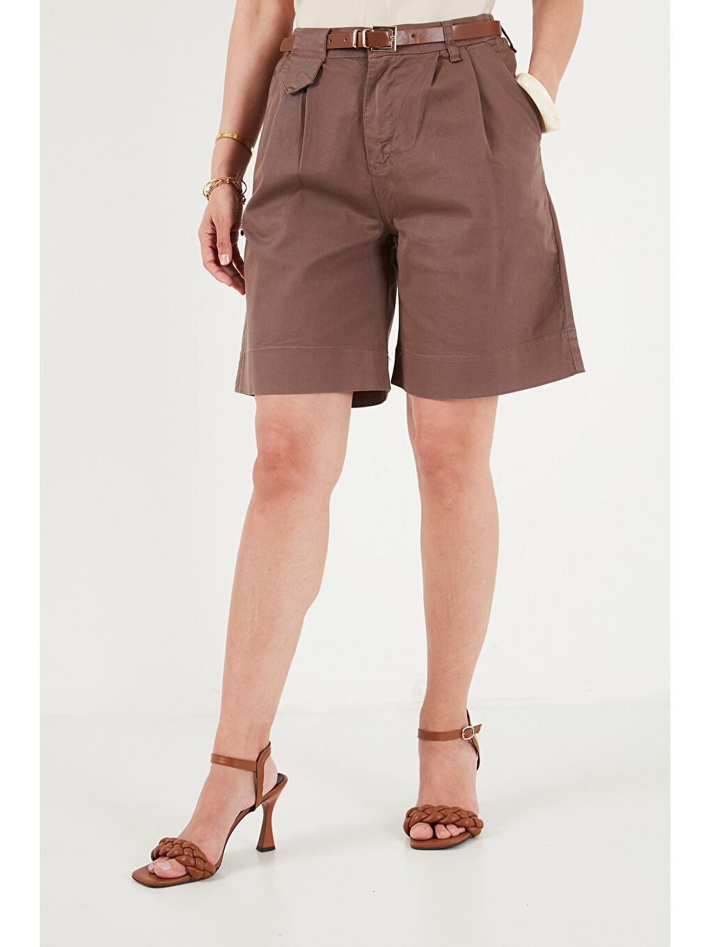 Kahverengi Pamuklu Loose Fit Pileli Kemerli Kadın Bermuda Şort 668YP5439-4