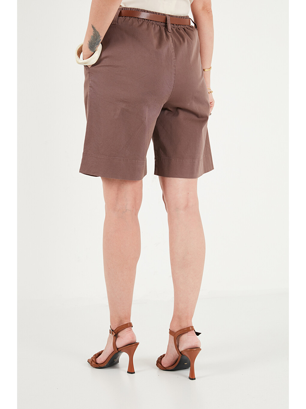 Kahverengi Pamuklu Loose Fit Pileli Kemerli Kadın Bermuda Şort 668YP5439-5